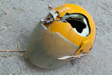 破烂摩托车或电动车头盔