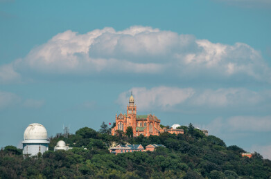晴朗多云天气下的上海佘山天主教堂风光