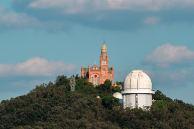 晴朗多云天气下的上海佘山天主教堂风光