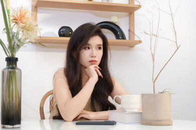 单手托下巴思考幻想的东方年轻女孩