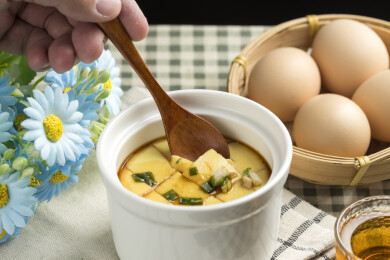 一碗鸡蛋羹摆放在桌面上特写