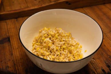 碗里切碎的豆芽食材