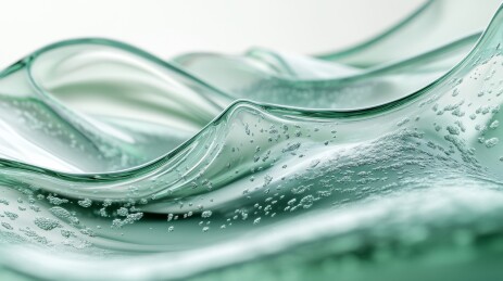 清澈水波荡漾呈现流动之美