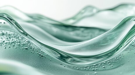 清澈水波荡漾呈现流动之美