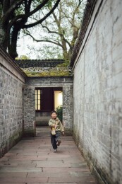 中国儿童在浙江省宁波市海曙区天一阁游玩