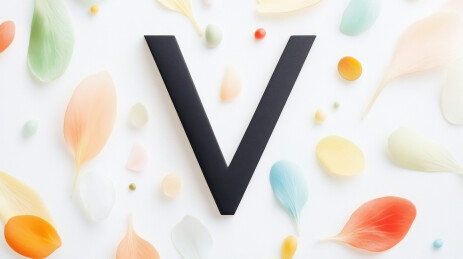 多彩花瓣中的字母V