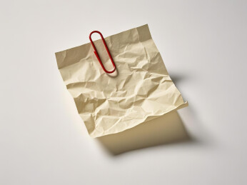 一张被回形针固定的便签纸文字框