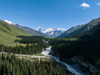中国新疆伊犁夏塔雪山风景