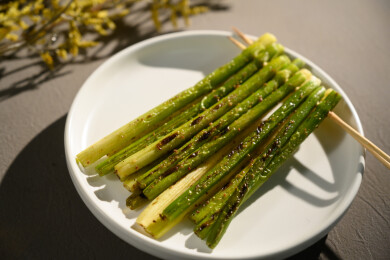 桌面上的盘子里的美味可口的烤蒜芯