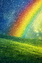 雨后天晴的彩虹与绿意