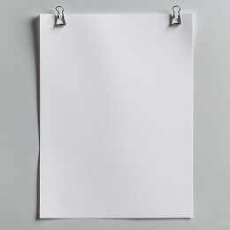 空白纸张与回形针