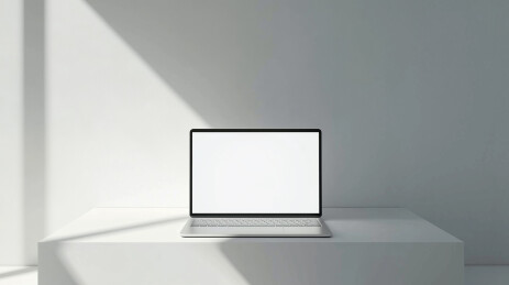 笔记本的空白桌面