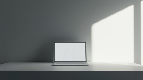 笔记本的空白桌面