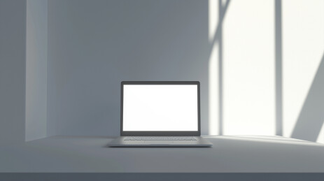 笔记本的空白桌面