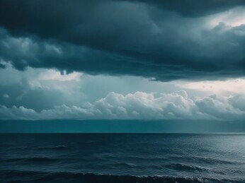 乌云密布的海面