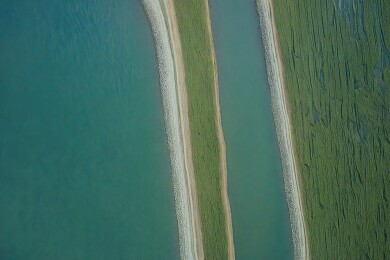 俯瞰水道与绿地主题