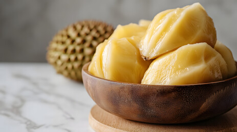 木碗里香甜可口的榴莲果肉