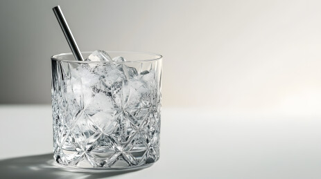 晶莹剔透的冰块盛放在水晶杯中