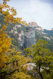 秋日山中的老子铜像