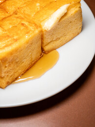 金棕色法式吐司块特写