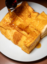 金棕色法式吐司块特写