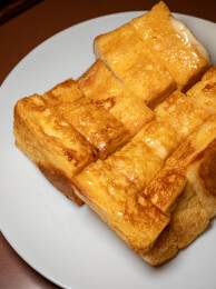 金棕色法式吐司块特写