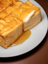 金棕色法式吐司块特写