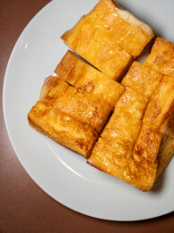 金棕色法式吐司块特写