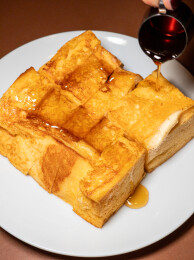 金棕色法式吐司块特写