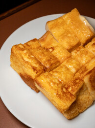 金棕色法式吐司块特写