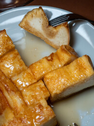 金棕色法式吐司块特写