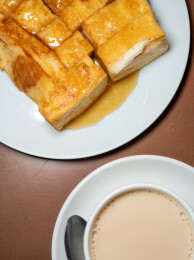 金棕色法式吐司块特写