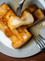 金棕色法式吐司块特写