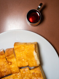 金棕色法式吐司块特写