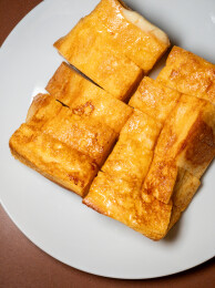 金棕色法式吐司块特写