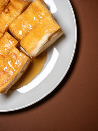 金棕色法式吐司块特写