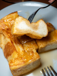 金棕色法式吐司块特写