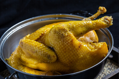 不锈钢锅里的盐焗鸡