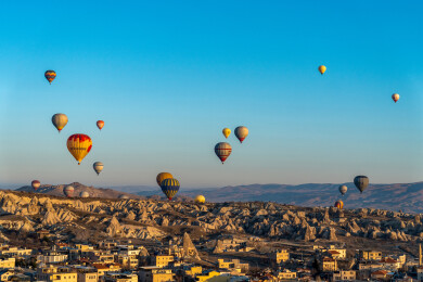 土耳其卡帕多奇亚热气球格雷梅小镇日出近景