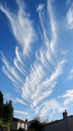 卷云下的房屋剪影