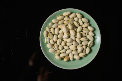 桌面上的盘子里的美味可口的开心果