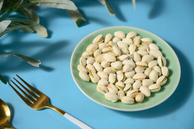 桌面上的盘子里的美味可口的开心果