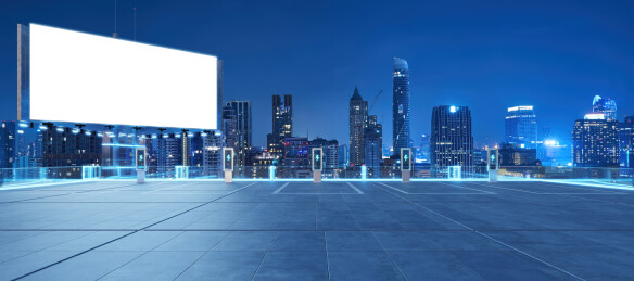 停车场拥有电子车充电桩与美丽的城市景色