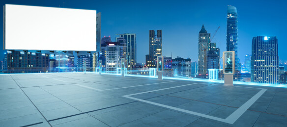 停车场拥有电子车充电桩与美丽的城市景色