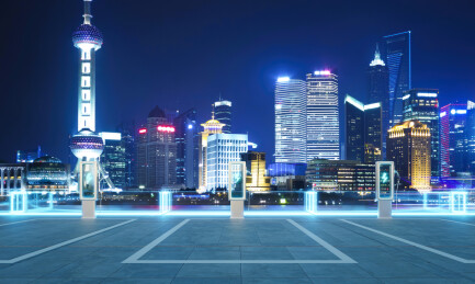 停车场拥有电子车充电桩与美丽的城市景色