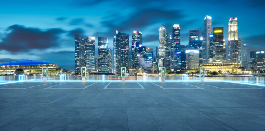 停车场拥有电子车充电桩与美丽的城市景色