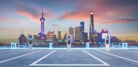 停车场拥有电子车充电桩与美丽的城市景色