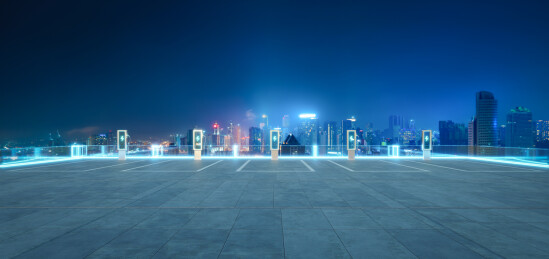 停车场拥有电子车充电桩与美丽的城市景色