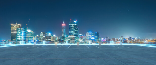 停车场拥有电子车充电桩与美丽的城市景色