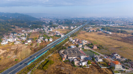 航拍广东梅州春节现代化高速路与围龙屋